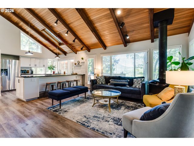 3721 PINE CANYON Dr, Eugene, OR 97405