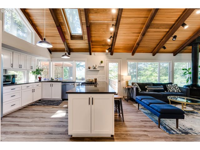 3721 PINE CANYON Dr, Eugene, OR 97405