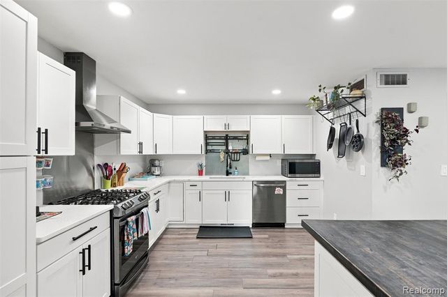 2365 Lochaven Road, West Bloomfield, MI 48324