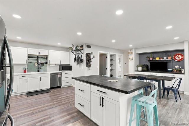 2365 Lochaven Road, West Bloomfield, MI 48324