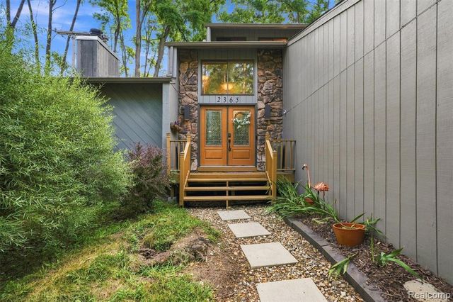 2365 Lochaven Road, West Bloomfield, MI 48324