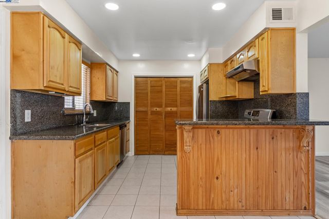 1573 Marina Ct A, San Mateo, CA 94403