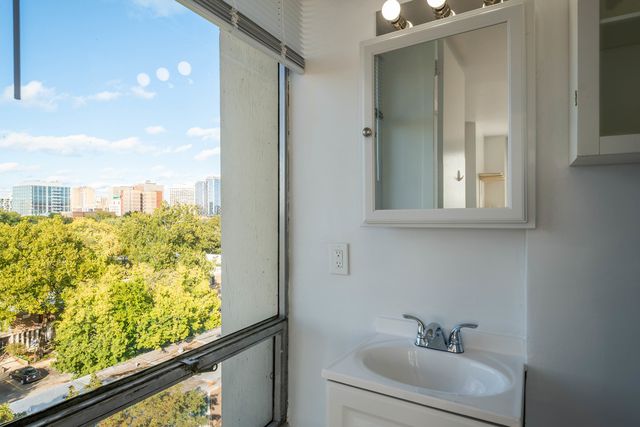 1401 E 55th Street 701N, Chicago, IL 60615