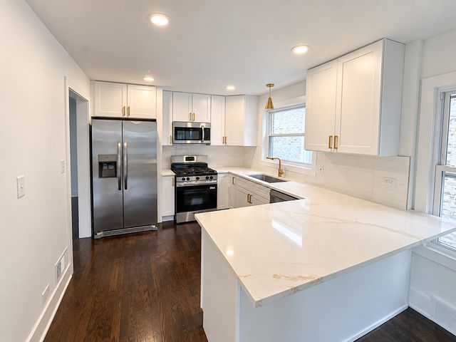 8332 S Oglesby Avenue, Chicago, IL 60617