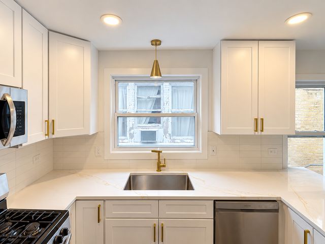 8332 S Oglesby Avenue, Chicago, IL 60617