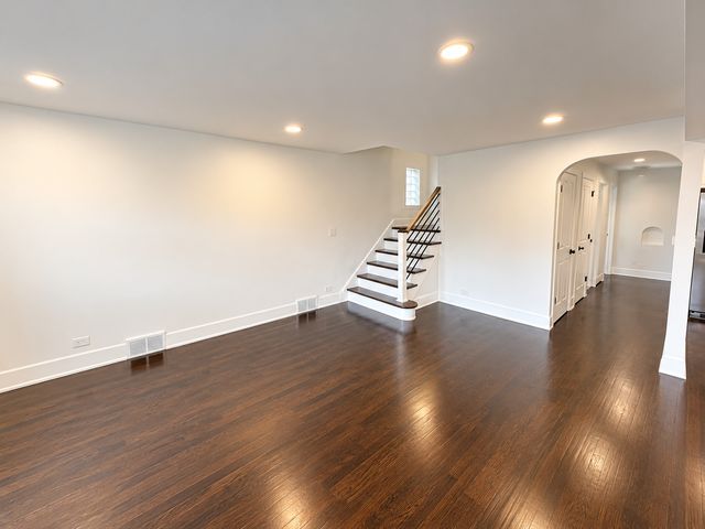 8332 S Oglesby Avenue, Chicago, IL 60617