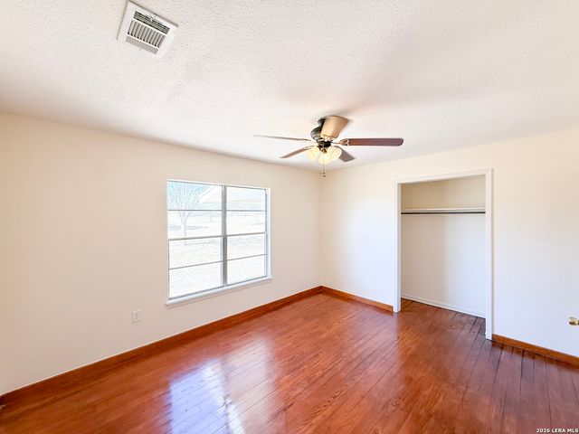 3962 STATE HWY 173 S, Devine, TX 78016