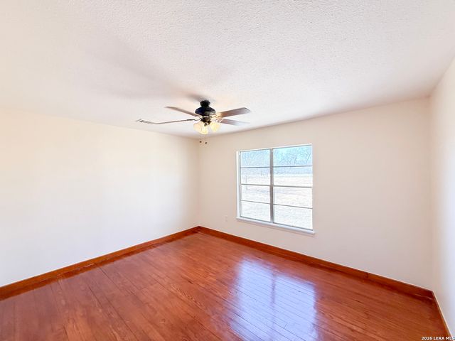 3962 STATE HWY 173 S, Devine, TX 78016