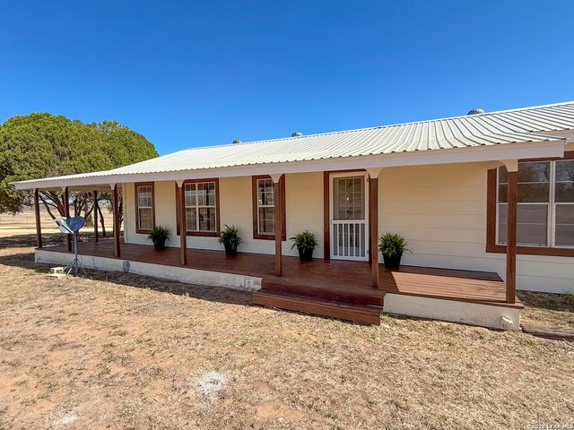 3962 STATE HWY 173 S, Devine, TX 78016