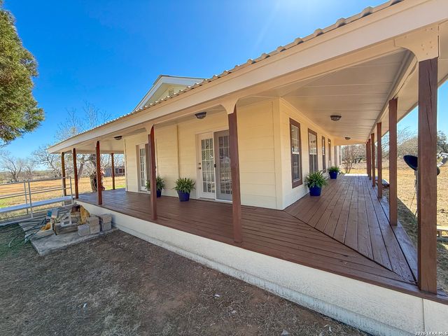 3962 STATE HWY 173 S, Devine, TX 78016