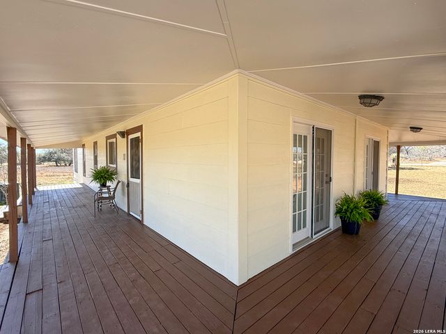 3962 STATE HWY 173 S, Devine, TX 78016