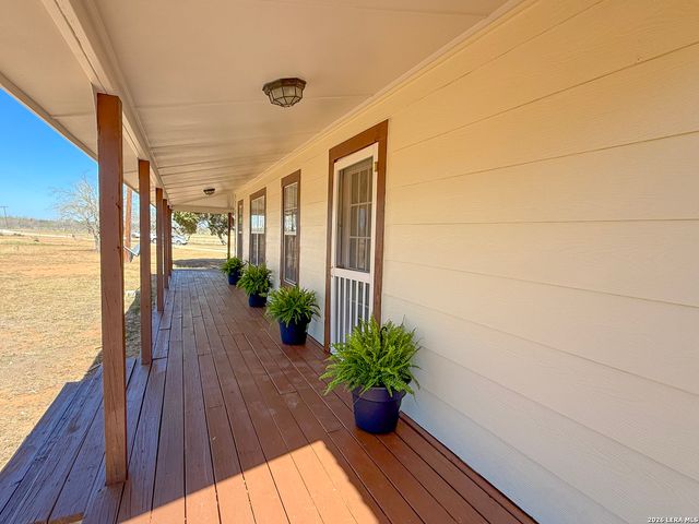 3962 STATE HWY 173 S, Devine, TX 78016