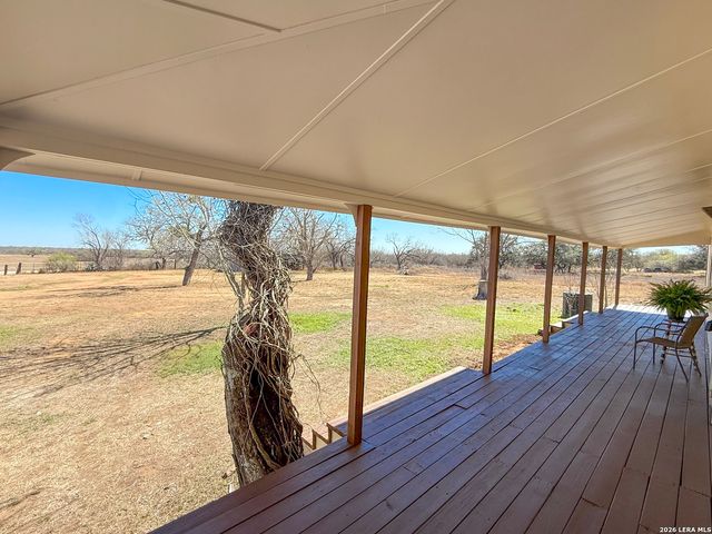 3962 STATE HWY 173 S, Devine, TX 78016