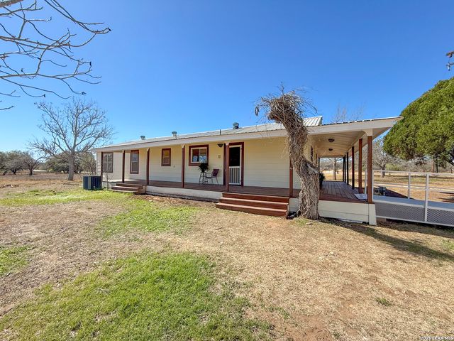 3962 STATE HWY 173 S, Devine, TX 78016