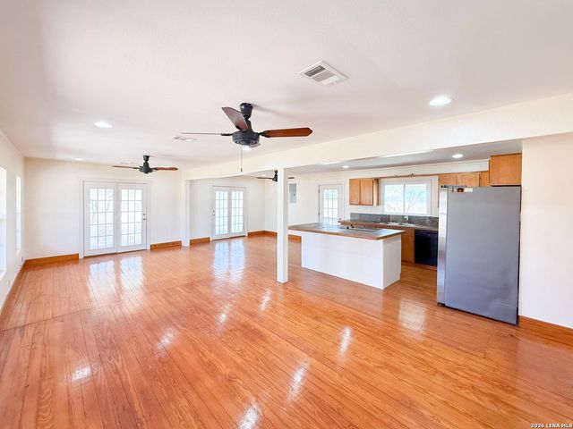 3962 STATE HWY 173 S, Devine, TX 78016