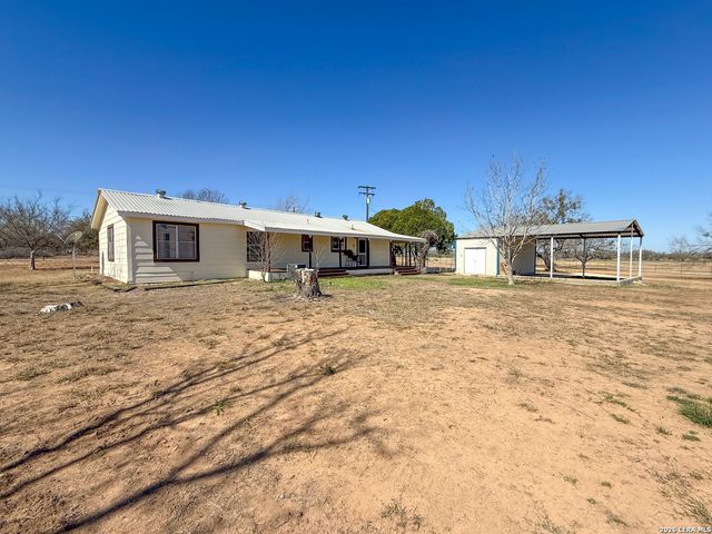 3962 STATE HWY 173 S, Devine, TX 78016