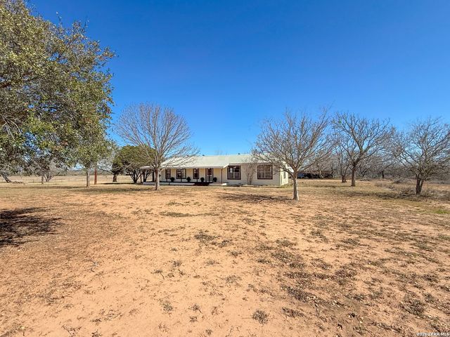 3962 STATE HWY 173 S, Devine, TX 78016