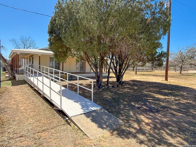 3962 STATE HWY 173 S, Devine, TX 78016