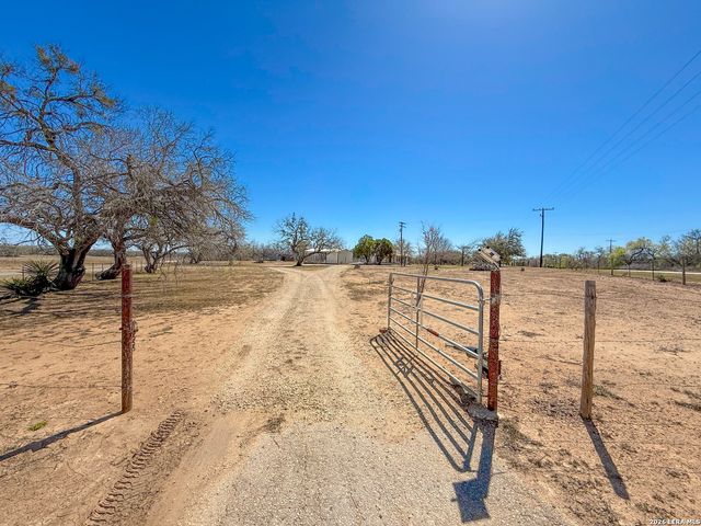 3962 STATE HWY 173 S, Devine, TX 78016