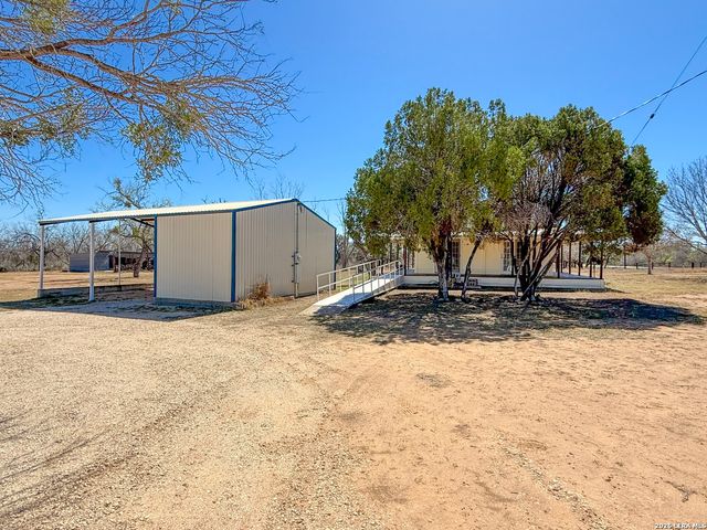 3962 STATE HWY 173 S, Devine, TX 78016