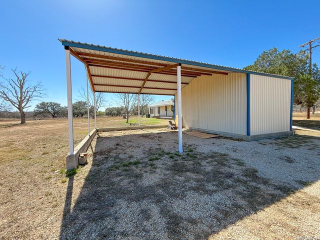 3962 STATE HWY 173 S, Devine, TX 78016