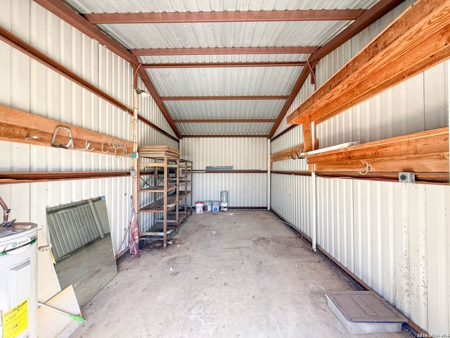 3962 STATE HWY 173 S, Devine, TX 78016