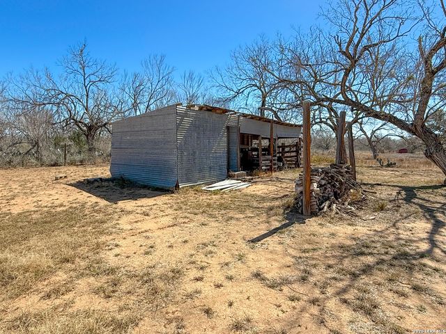 3962 STATE HWY 173 S, Devine, TX 78016