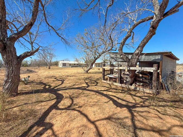 3962 STATE HWY 173 S, Devine, TX 78016