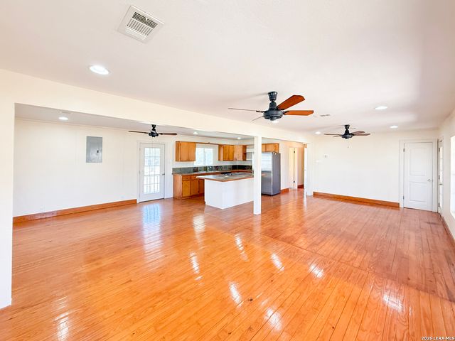 3962 STATE HWY 173 S, Devine, TX 78016