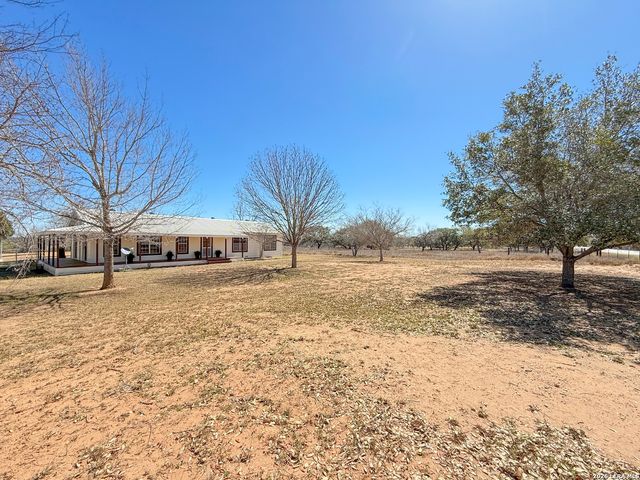 3962 STATE HWY 173 S, Devine, TX 78016