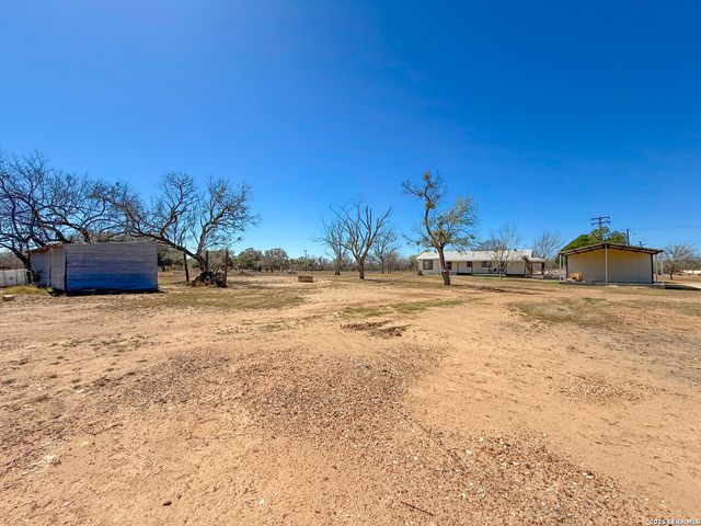 3962 STATE HWY 173 S, Devine, TX 78016