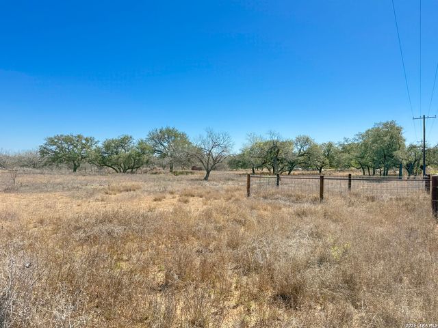 3962 STATE HWY 173 S, Devine, TX 78016