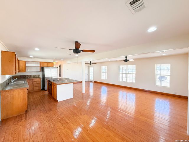 3962 STATE HWY 173 S, Devine, TX 78016