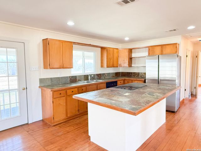 3962 STATE HWY 173 S, Devine, TX 78016