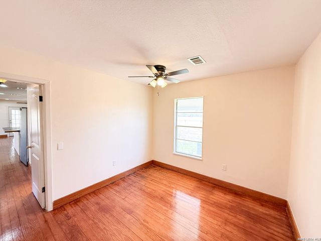 3962 STATE HWY 173 S, Devine, TX 78016