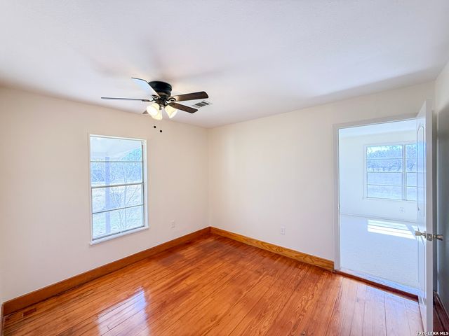 3962 STATE HWY 173 S, Devine, TX 78016