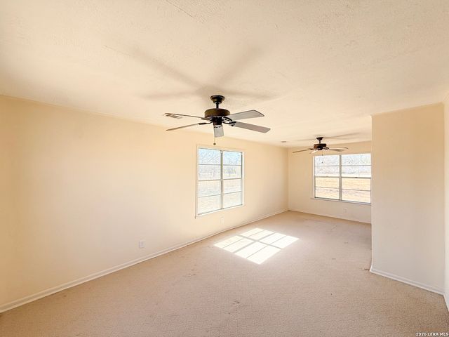 3962 STATE HWY 173 S, Devine, TX 78016