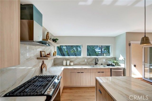 22120 Costanso Street, Woodland Hills (los Angeles), CA 91364