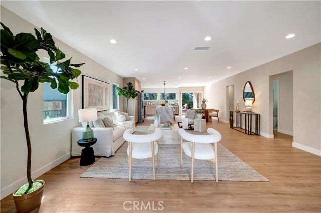 22120 Costanso Street, Woodland Hills (los Angeles), CA 91364