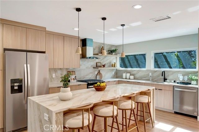 22120 Costanso Street, Woodland Hills (los Angeles), CA 91364