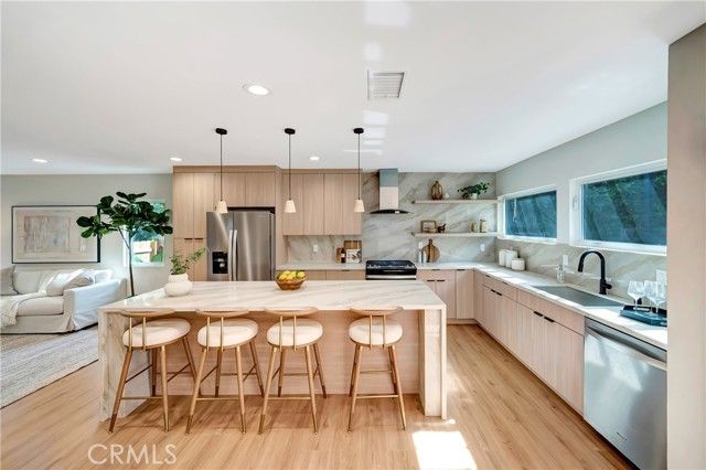 22120 Costanso Street, Woodland Hills (los Angeles), CA 91364