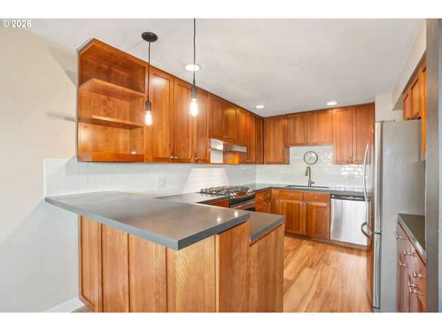 2340 Sw CACTUS Dr, Portland, OR 97205