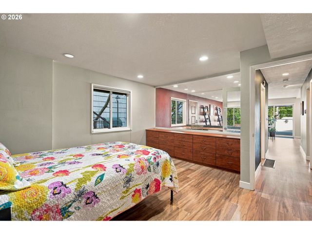 2340 Sw CACTUS Dr, Portland, OR 97205