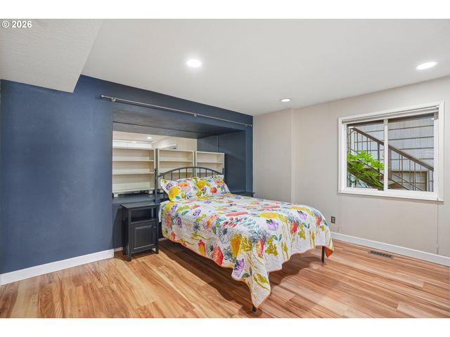2340 Sw CACTUS Dr, Portland, OR 97205