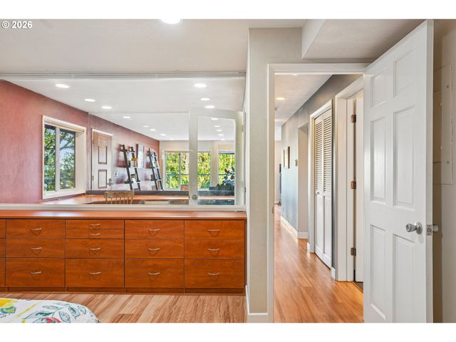2340 Sw CACTUS Dr, Portland, OR 97205