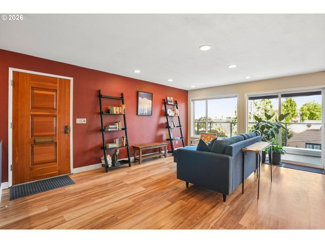2340 Sw CACTUS Dr, Portland, OR 97205