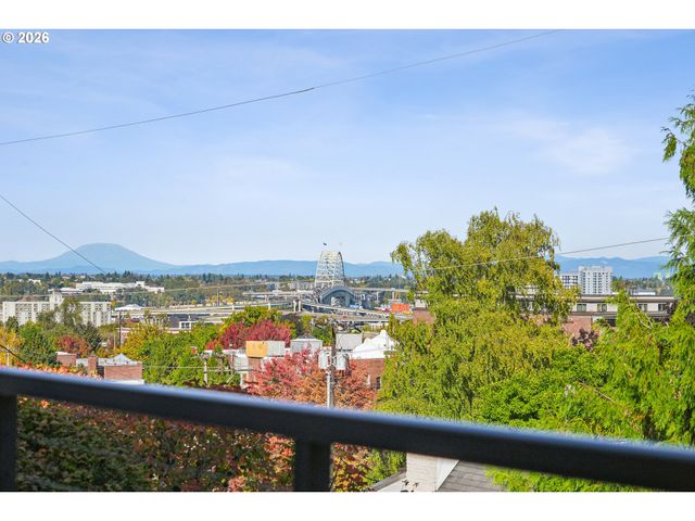 2340 Sw CACTUS Dr, Portland, OR 97205