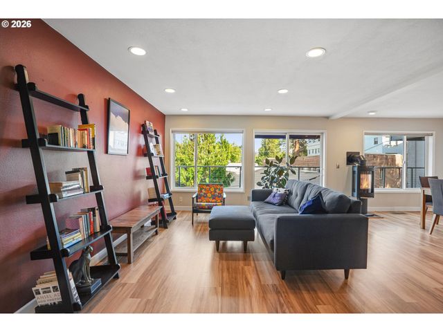 2340 Sw CACTUS Dr, Portland, OR 97205