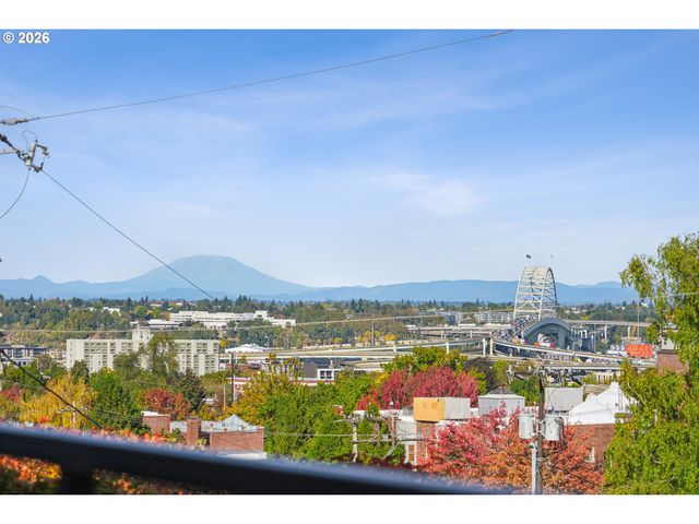 2340 Sw CACTUS Dr, Portland, OR 97205