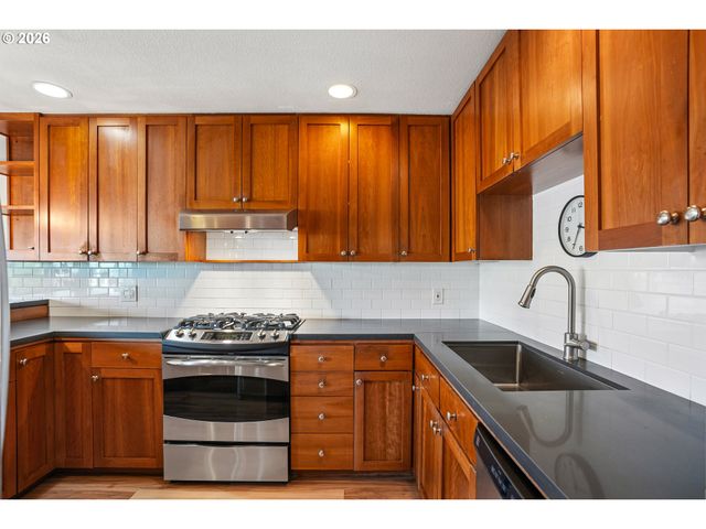 2340 Sw CACTUS Dr, Portland, OR 97205